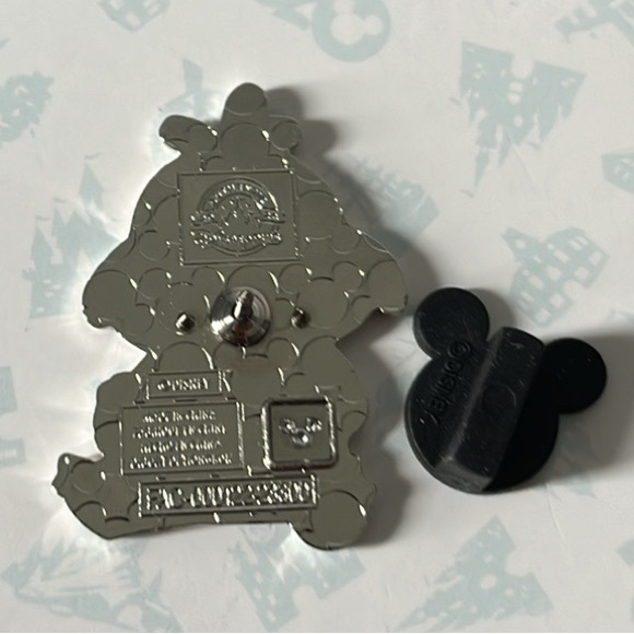 Disney Parks Stitch’s Friend Reuben Eating A Sandwich Pin - Picture 3 of 3